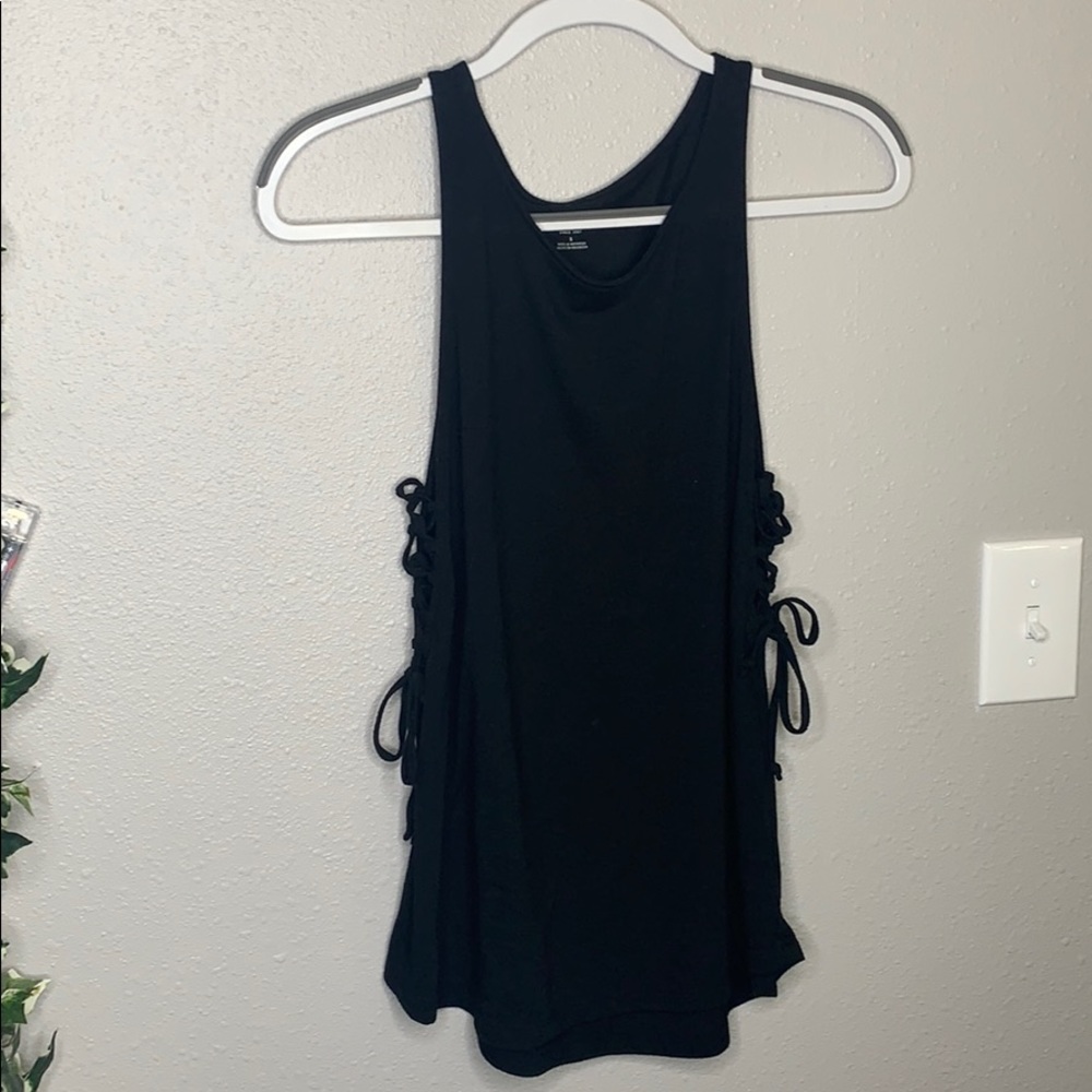 Black crisscross side tank top